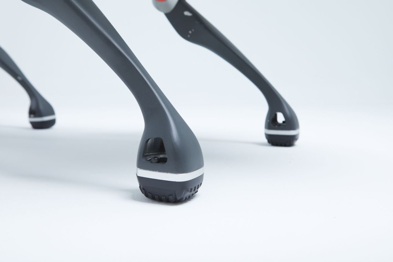 搭载高性能驱动系统与精密运动控制算法，最高时速可达 3 m/s 